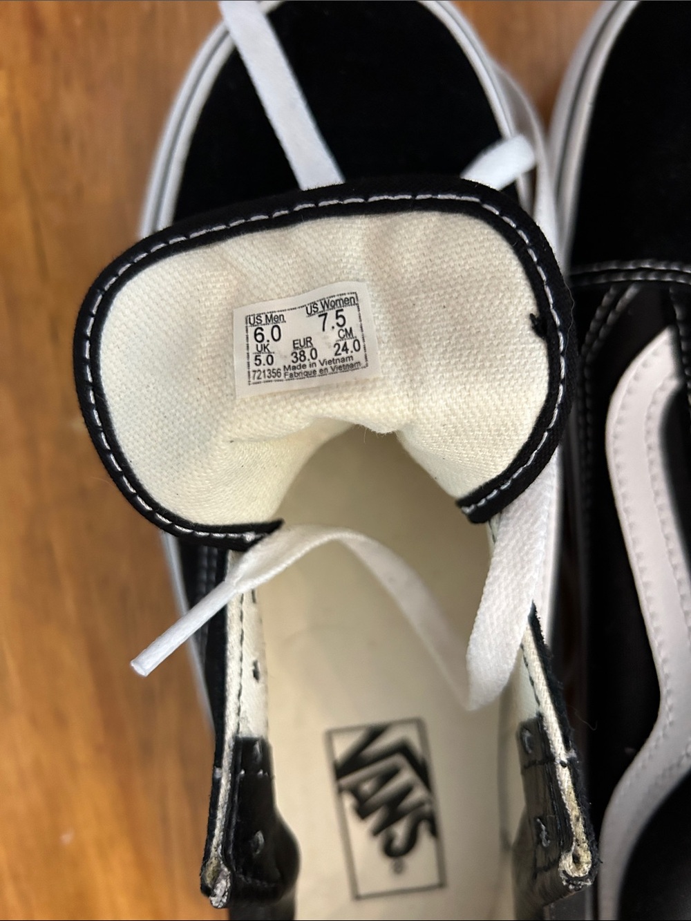 Vans womens Black & White Old Skool Lace-Up Sneakers 7.5 - Picture 2 of 7